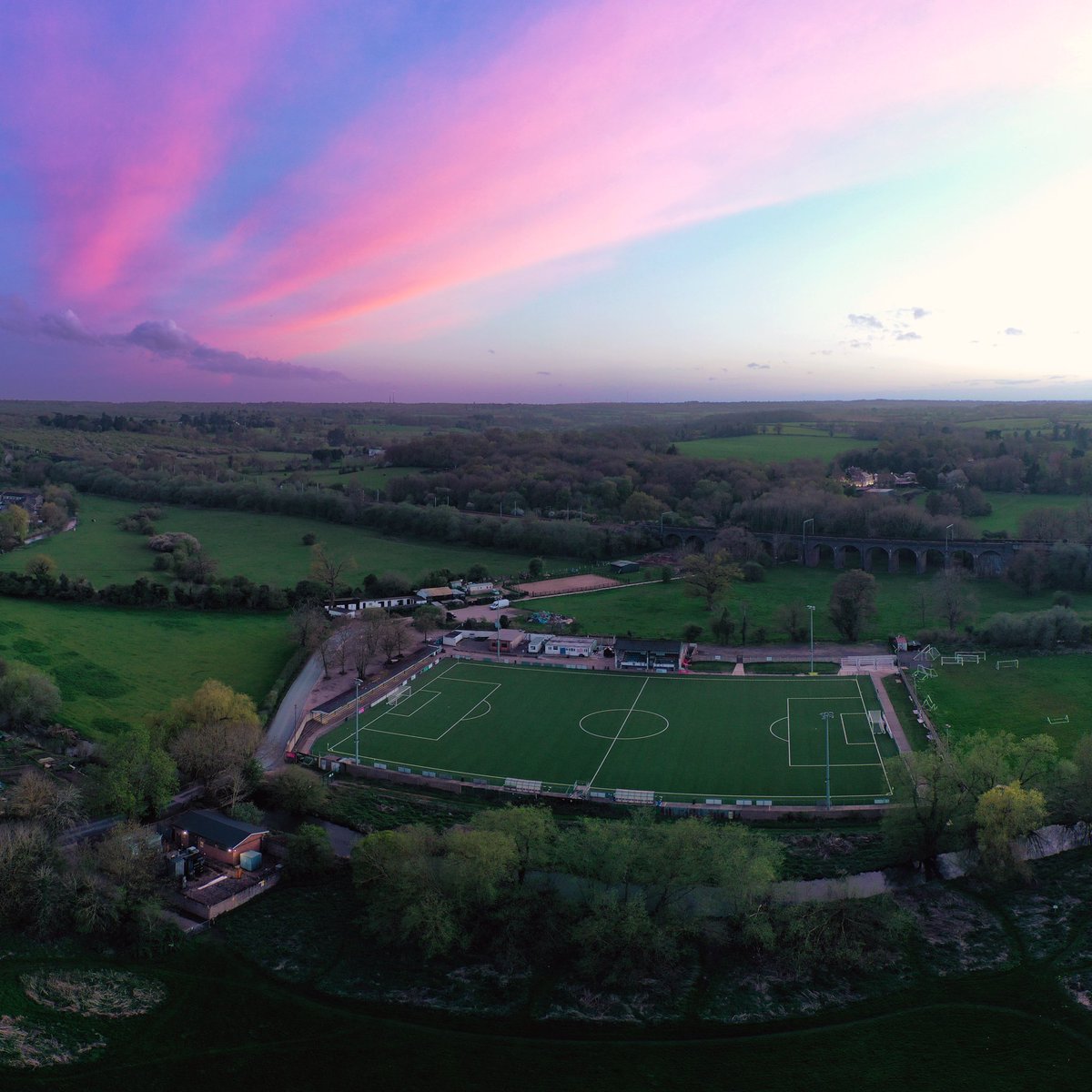 Hertingfordbury Park this very eve. Wind died down and pink sky arrived. #hertford #hertingfordburypark #aerial #dronephoto #aerialphotography #herts #sky #sunset @HertfordshireFA @HertfordTownFC