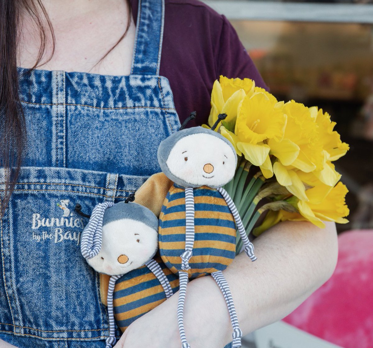 Buzz worthy gifts 🐝

#bunniesbythebay #givegladdreams #storytime #bunnylove #tuliptime #tulipfestival #tulips #daffodils #pnw #skagitvalley #magicskagit #bumblebee #buzzbee #buzzbuzz