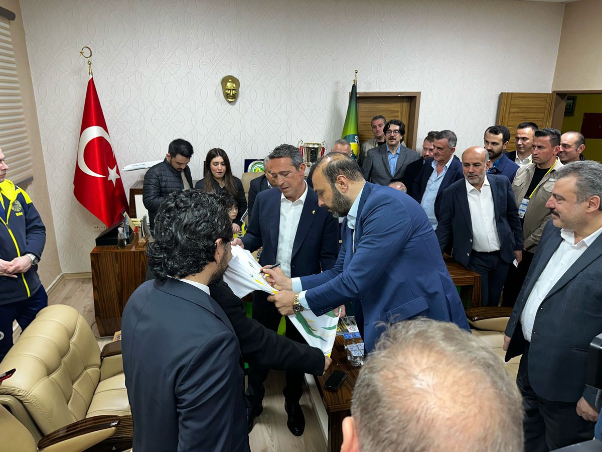 Kulüp Başkanımız Haşim İzol, Fenerbahçe Kulüp Başkanı Ali Koç'a 63 Numaralı Şanlıurfaspor forması hediye etti.