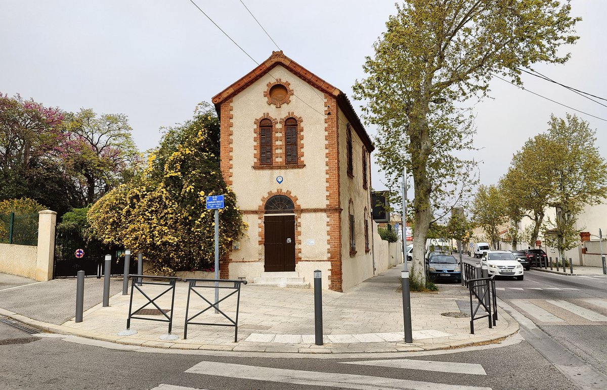 Porterie de Foresta,
139 avenue de la Viste, 15e, seul vestige du domaine que le marquis de Foresta aménagea dès 1829 autour du château des Tours construit au XVIIe
s. 
[Fiche de protection EB23 au PLUi]
#Marseille #Patrimoine