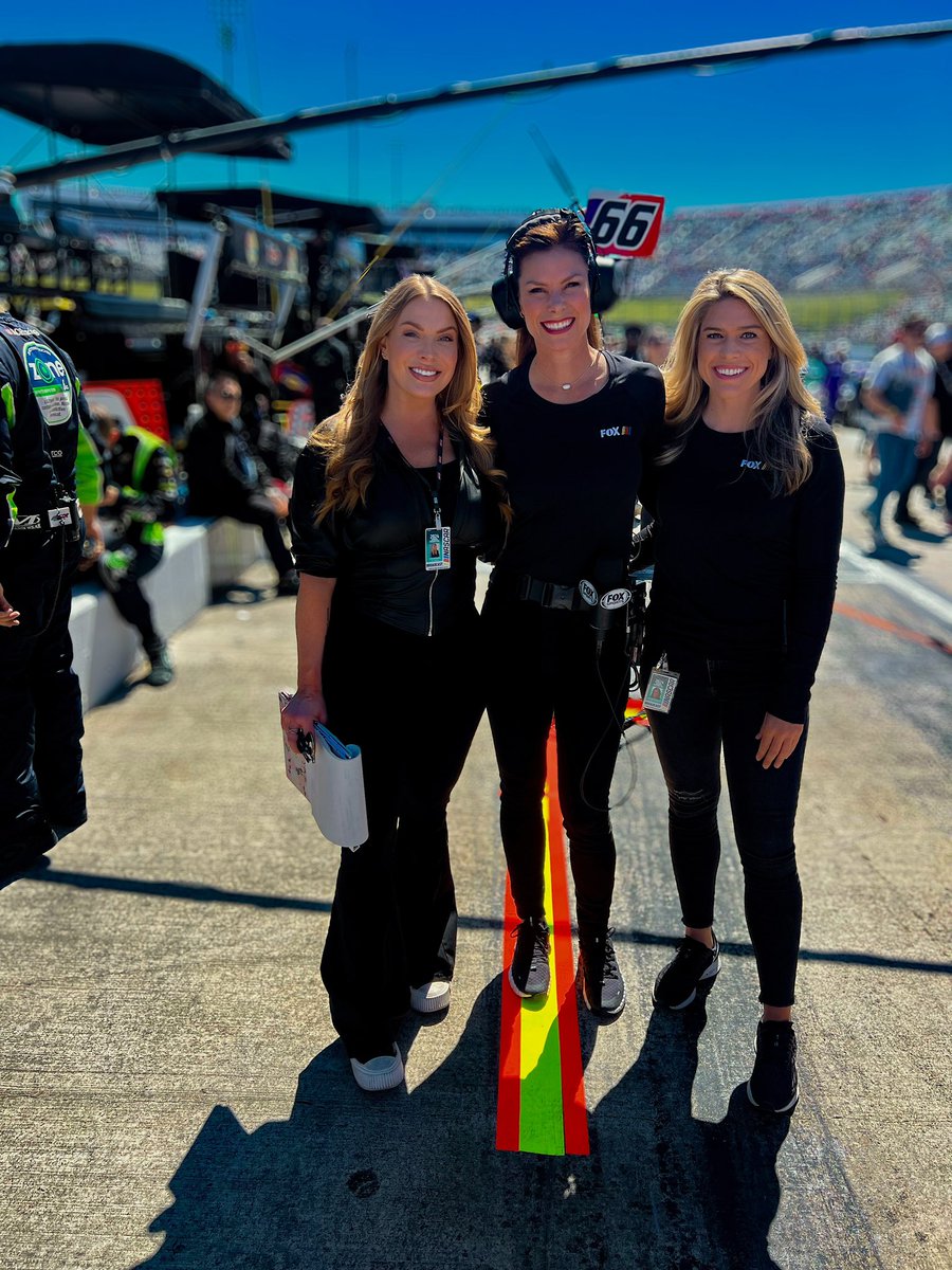 We all got the memo on the color choice, allegedly. the @NASCARONFOX squad are greatest humans 🫶🏻 @JamieLittleTV @HeatherDeBeaux