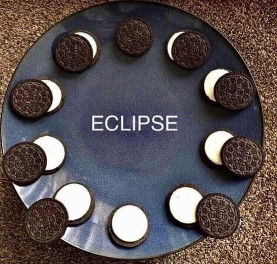 somosmitu's tweet photo. Yo alistando mis botanas para el eclipse 🤣

#eclipse #Eclipse2024 #EclipseSolar #SolarEclipse #SolarEclipse2024 #oreo #oreolover #oreos #memes @Oreo https://t.co/sFRPY45XHH