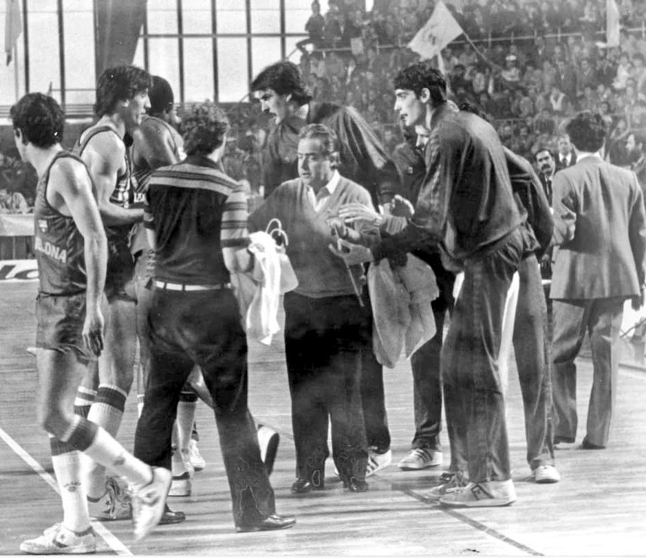 Maye34365's tweet photo. Buenas noches, 41 años del último partido de la historia de #LigaNacional y que daba al #Barça el último título de liga de la era #PreACB 7/4/1983 #Oviedo 📸Fotos de archivo del diario ovetense "La Región", que después de 60 años de vida desaparecía en noviembre de ese año 1983. https://t.co/8BJg5nlRbl