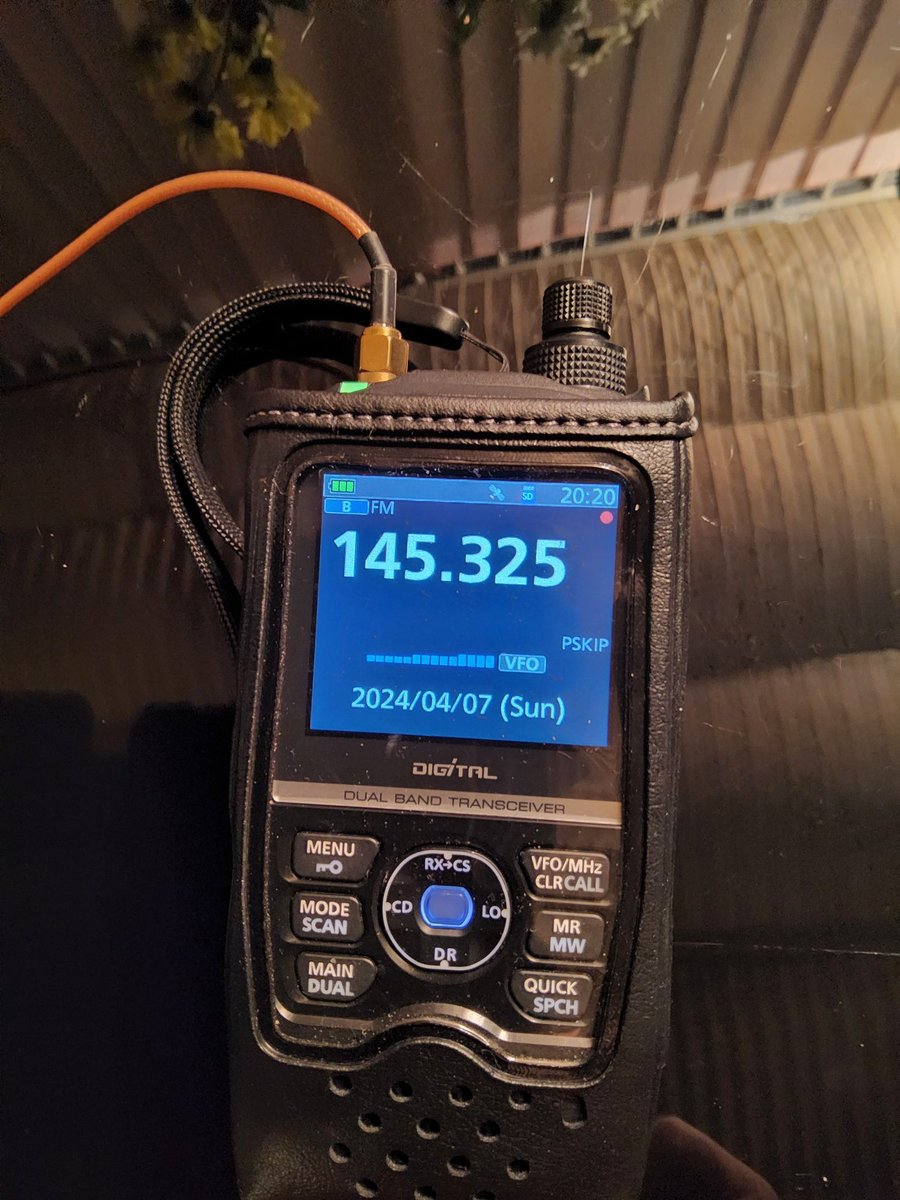 jonathancreaser's tweet photo. Taking part in this evening's @echelfordars #Sunday night #2m club net #VHF #amateurradio #hamradio @Icom_UK #id52e #London https://t.co/tUWpQcmE85