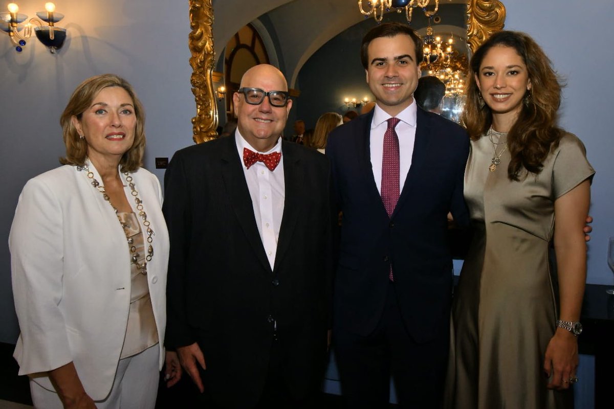 Honrando a un gran servidor público, @Pepe_Izquierdo, al recibir la medalla Luis Muñoz Marín.