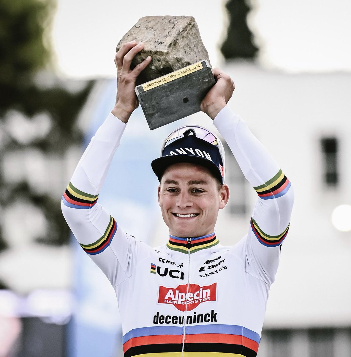 Les deux grands Champions du WE heureux de soulever ce mythique pavé 🤩🥇👏🏻😜 <a href="/LotteKopecky/">Lotte Kopecky</a> <a href="/mathieuvdpoel/">Mathieu Van der Poel</a> #PRFAZ2024 #PR2024 #cyclisme #pavé #hautsdefrance