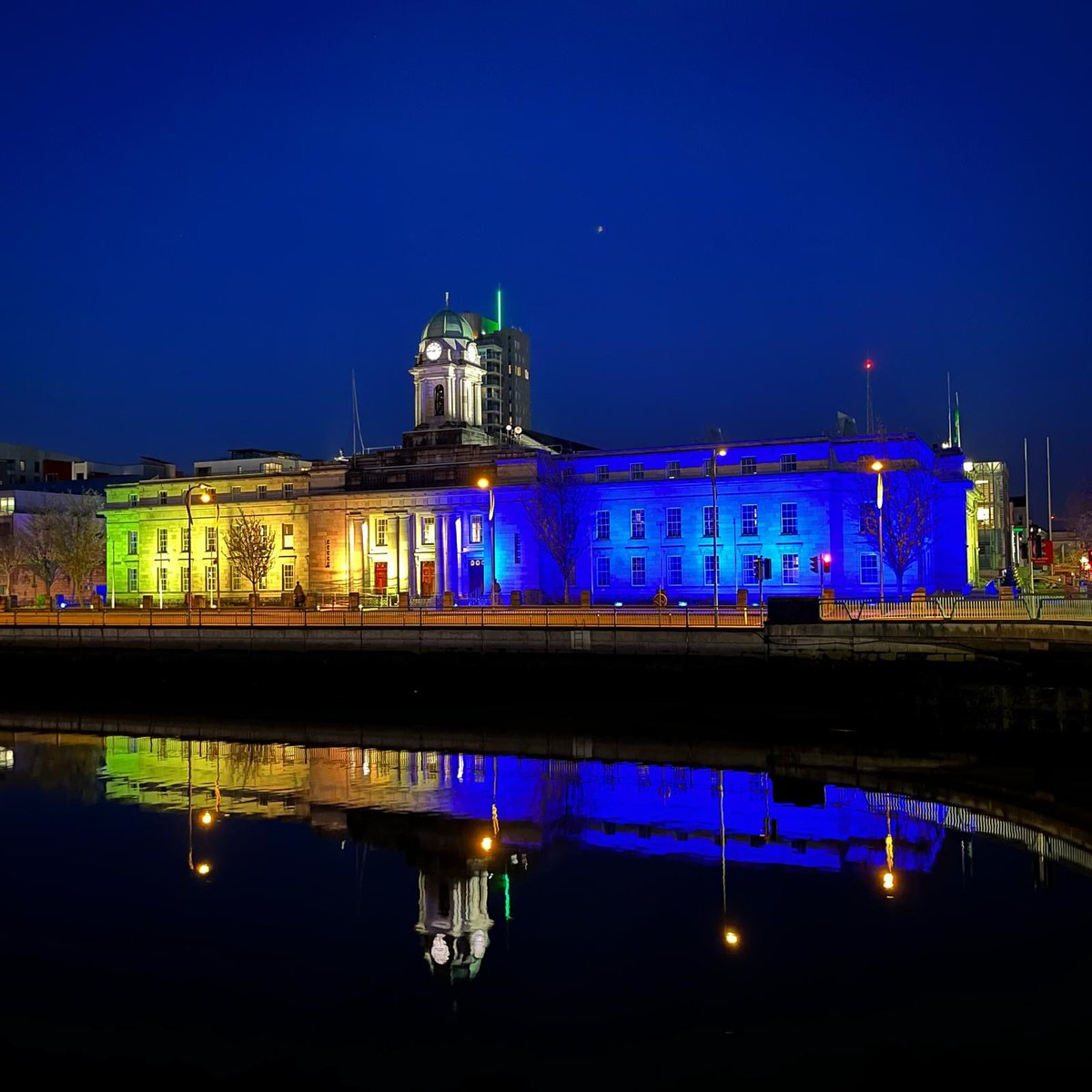 #Cork City Hall lit up in the colours of the 🇪🇺 flag tonight ahead of our event there tomorrow with @McGuinnessEU and @emireland on the transformative impact EU funding has had on Cork & opportunities for the future👇 Learn more 👉europa.eu/!nC7J6p #EUforCork #EUdelivers
