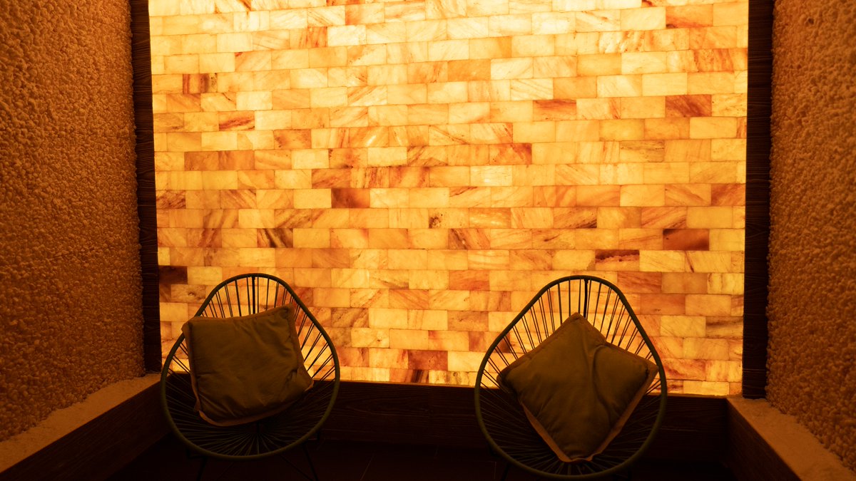 Save a spot for your next LINQ Spa day to relax in one of our glowing salt caves ☺️ 👉 bit.ly/3vNQUPL