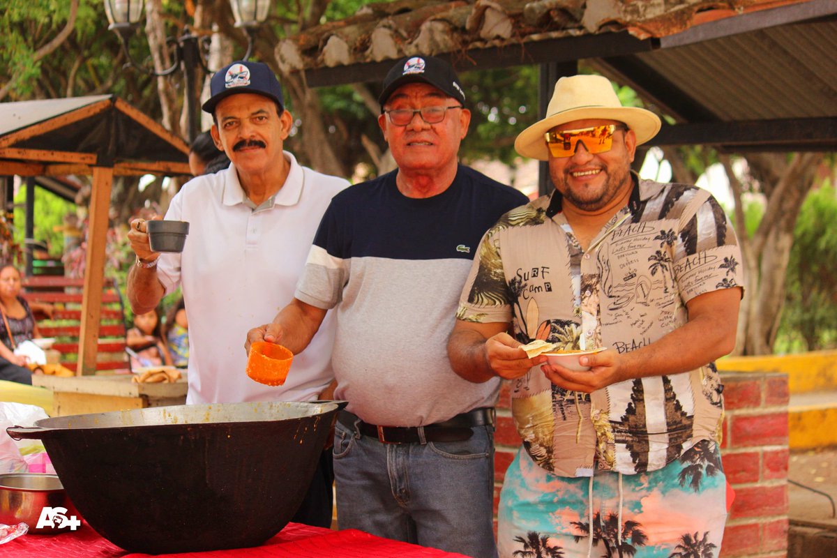 En el municipio de #Nandaime, las familias se deleitaron con el tradicional altillo típico conocido como el 'Consumido,' durante un evento organizado por las autoridades municipales en el pintoresco parque central.' ✨️😋

#AdelanteSiempre 
#Nicaragua