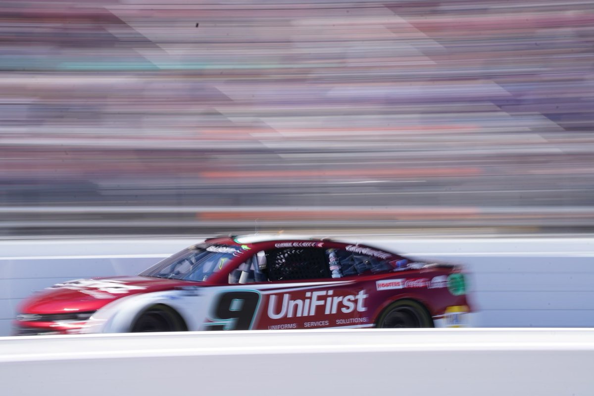 TeamHendrick's tweet photo. To the lead!

@Hendrick9Team | @UniFirst_Corp https://t.co/yJpRKqCmlm