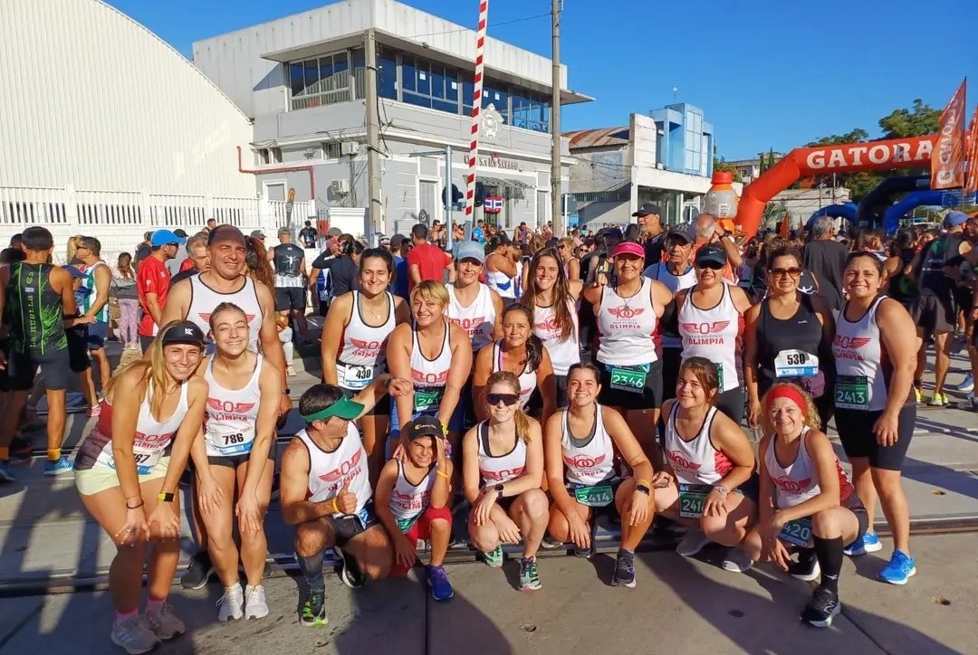 CAOlimpia's tweet photo. El team de Corredores de Olimpia dijo presente en la segunda etapa de la Asociación de Ateltas del Uruguay. En esta oportunidad, corriendo los 10k de Sayago - Racing.
#OrgulloOlimpista. https://t.co/x8cWbVjO4H