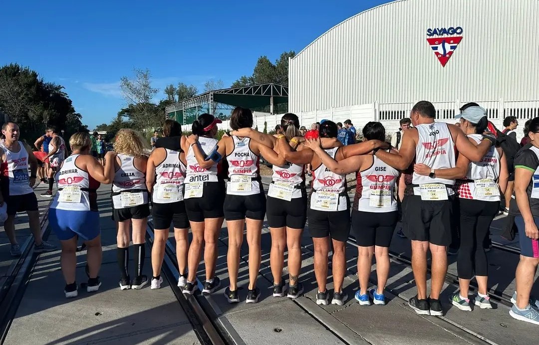 CAOlimpia's tweet photo. El team de Corredores de Olimpia dijo presente en la segunda etapa de la Asociación de Ateltas del Uruguay. En esta oportunidad, corriendo los 10k de Sayago - Racing.
#OrgulloOlimpista. https://t.co/x8cWbVjO4H