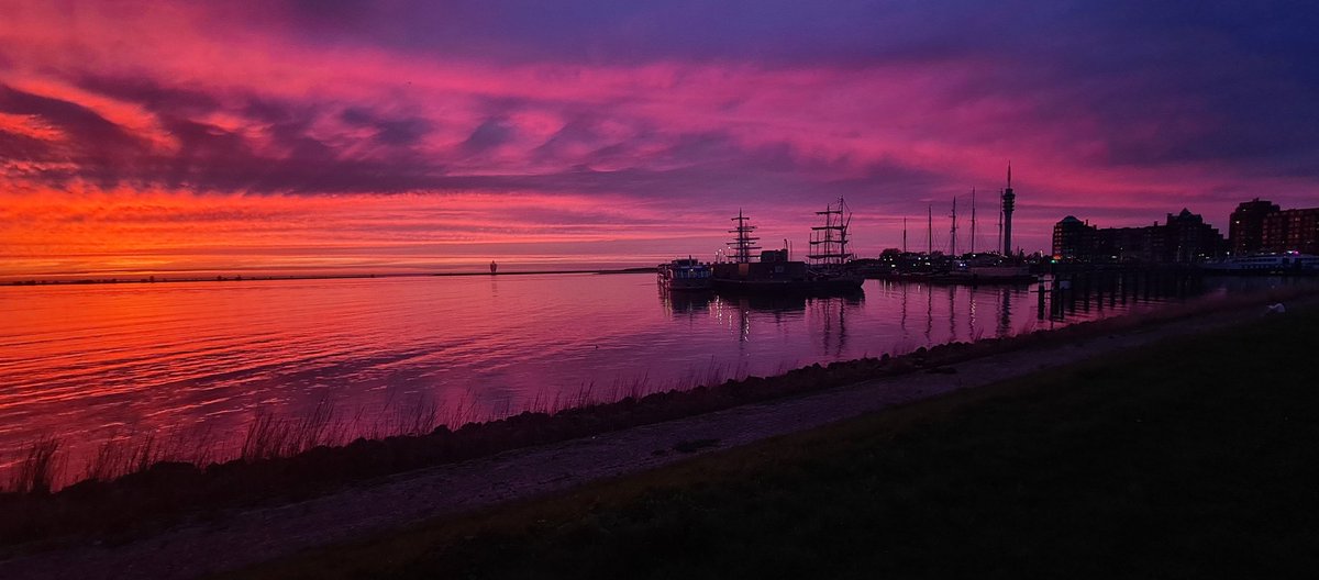 WijnenDirk's tweet image. Weer super zonsondergang in Lelystad,  Bataviahaven @OmroepFlevoland @FlevolandWeer @Weerfotoklasse1 @FlevoPost_nl @FlorianPolak @stadsecoloog320 @weermanrobert @Diana_Woei #zonsondergang #Lelystad