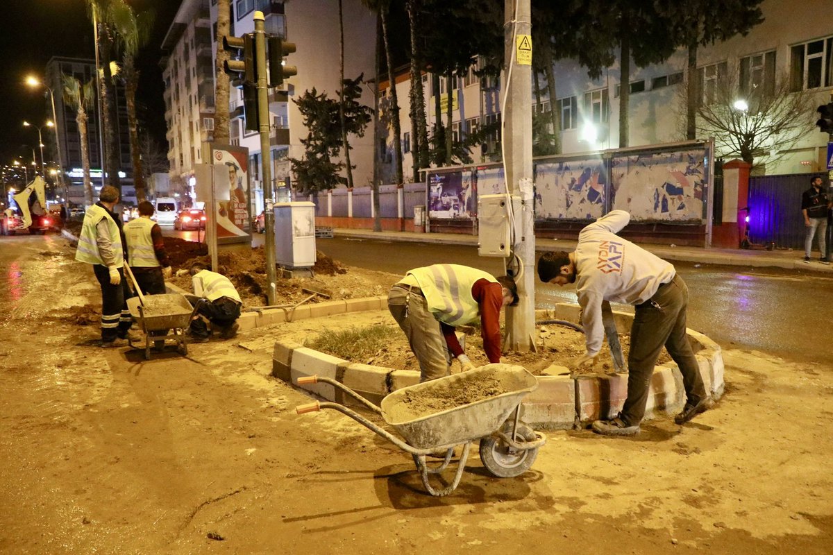 İskenderun Belediyesi olarak başlattığımız 3 vardiya sistemi kapsamında çalışmalarımız tüm hızıyla devam ediyor. Mete Aslan Bulvarı, Mursaloğlu Lisesi civarı,minibüs garajı ve İskenderun Emniyet Müdürlüğü kavşağında çalışmalarımız sürmektedir. #İskenderun #mehmetdönmez…