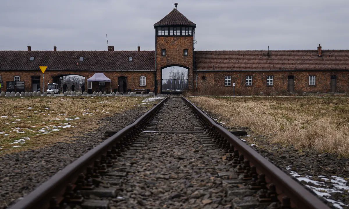 🇹🇷 Turkey & the Holocaust. Turkey was the only neutral country to implement anti-Jewish laws during WWII. During the war the Turkish government de-naturalized ~5,000 Turkish Jews living in Europe. ~2,500 of them ended up deported to the extermination camps of Auschwitz & Sobibor.