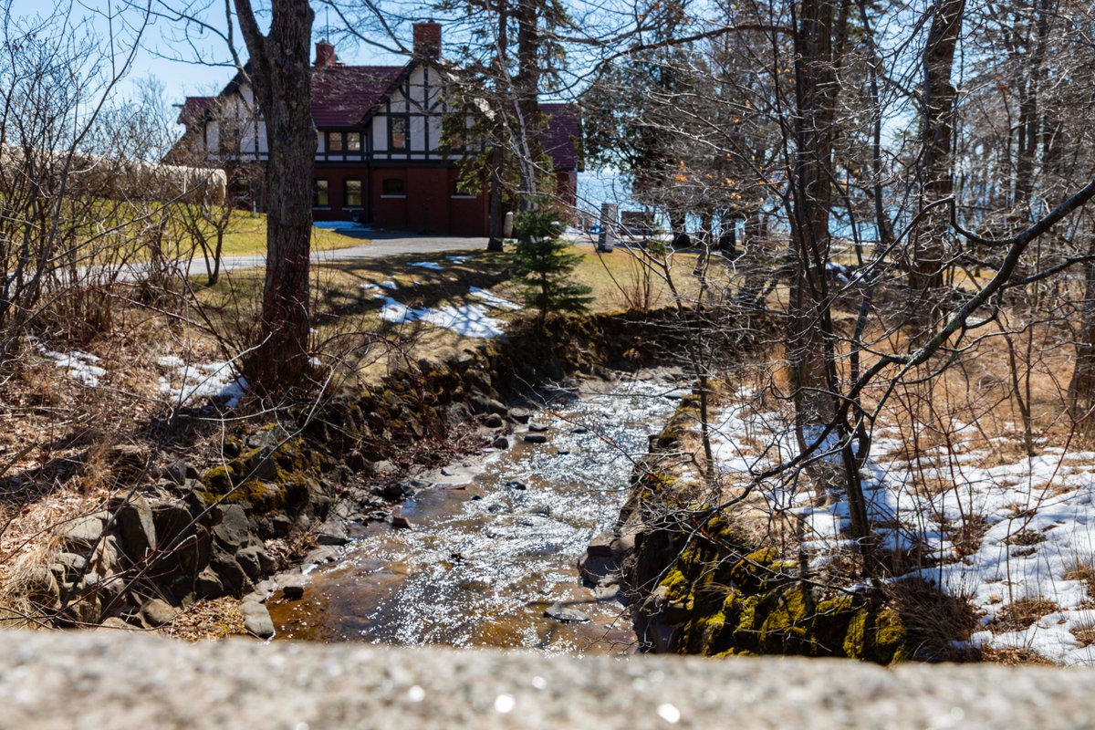 Spring is in the air at Glensheen! We love this time of year when the grounds become greener and the snow melts away. Stop by to take a tour and immerse yourself in history. Not only will you step back in time, but you can also relax along the shore of Lake Superior! #glensheen