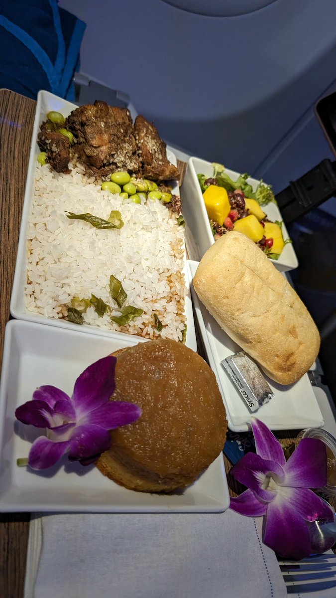 MattMorio's tweet photo. Hey .@AlaskaAir !  These new salads are the best things I've had eating onboard yet!!! Kudos!  Loving the new menus (However rice was super dried out on mine)
#AS825 #IflyAlaska https://t.co/3KP5NrdRcW