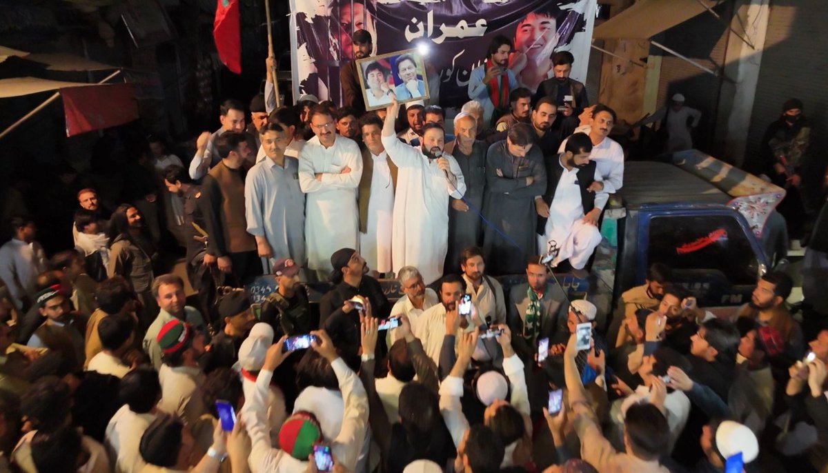 PTIKPOfficial's tweet photo. رکن صوبائی اسمبلی پیر مصور خان ملاکنڈ درگئی میں احتجاجی مظاہرے میں اپنے قائد عمران خان اور مراد سعید کی تصویر اٹھا کر اظہار یکجہتی کا مظاہرہ کر رہے ہیں۔
@PirMusavirGhazi https://t.co/ummSyyypF2