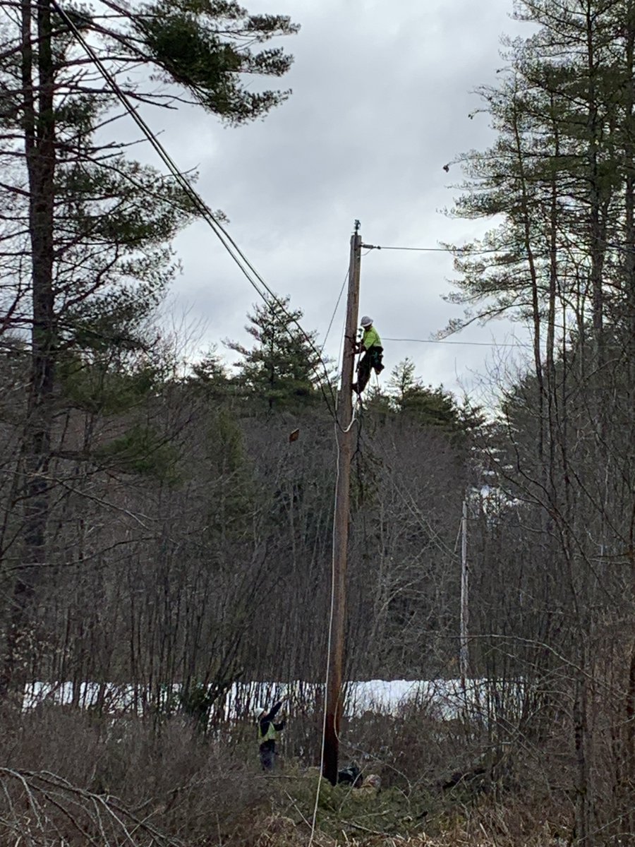 After wrapping up our restoration efforts following this week’s nor’easter, some of our crews joined @NHEC_MEMBERNEWS to provide mutual aid as they continue to restore power. Thank you to our crews for your tireless work!