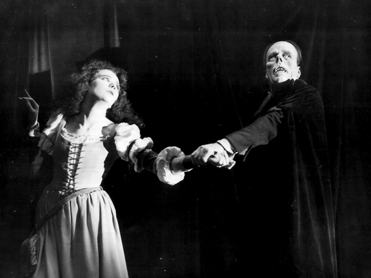 The season of serial killers concludes with the original Universal Monster, Erik “the Phantom,” as portrayed by Lon Chaney in the incomparable cinematic retelling of Gaston Leroux’s THE PHANTOM OF THE OPERA. 🎭🩸 Get your 🎟️ for April 28th here!⏳➡️ bit.ly/4a4d6UI