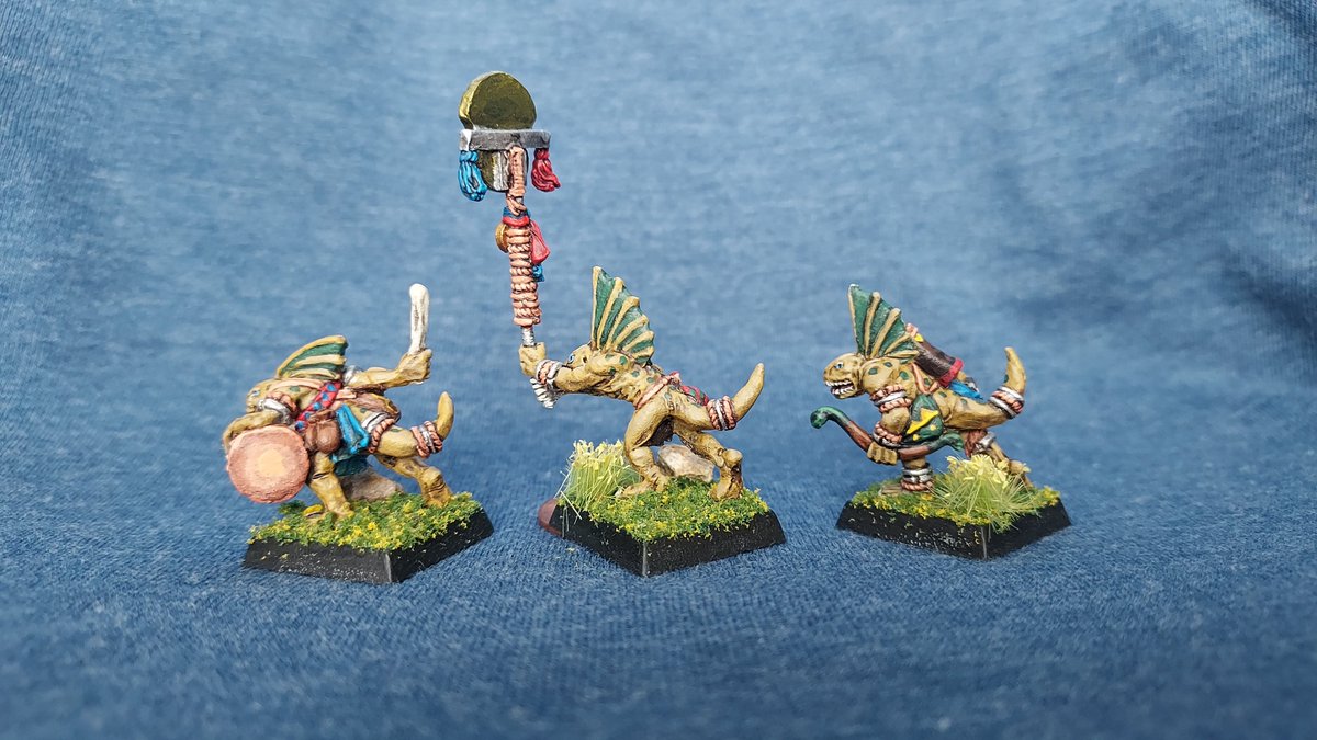 Skink unit leaders. I'm going to have to glue some counter weight to the base of the standard carrier since he's a metal miniature and that thing throws the center of gravity way off.
#WarhammerFantasyBattles