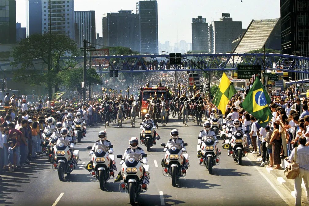 Penso muito em como deve ter sido o impacto quando o Senna morreu. Eu nasci muitos anos dps e ainda assim, as vezes quando estou dirigindo por SP eu passo nos lugares que passou o cortejo e penso 'caralho esse dia deve ter sido um horror' Vcs que eram da época, como foi pra vc?