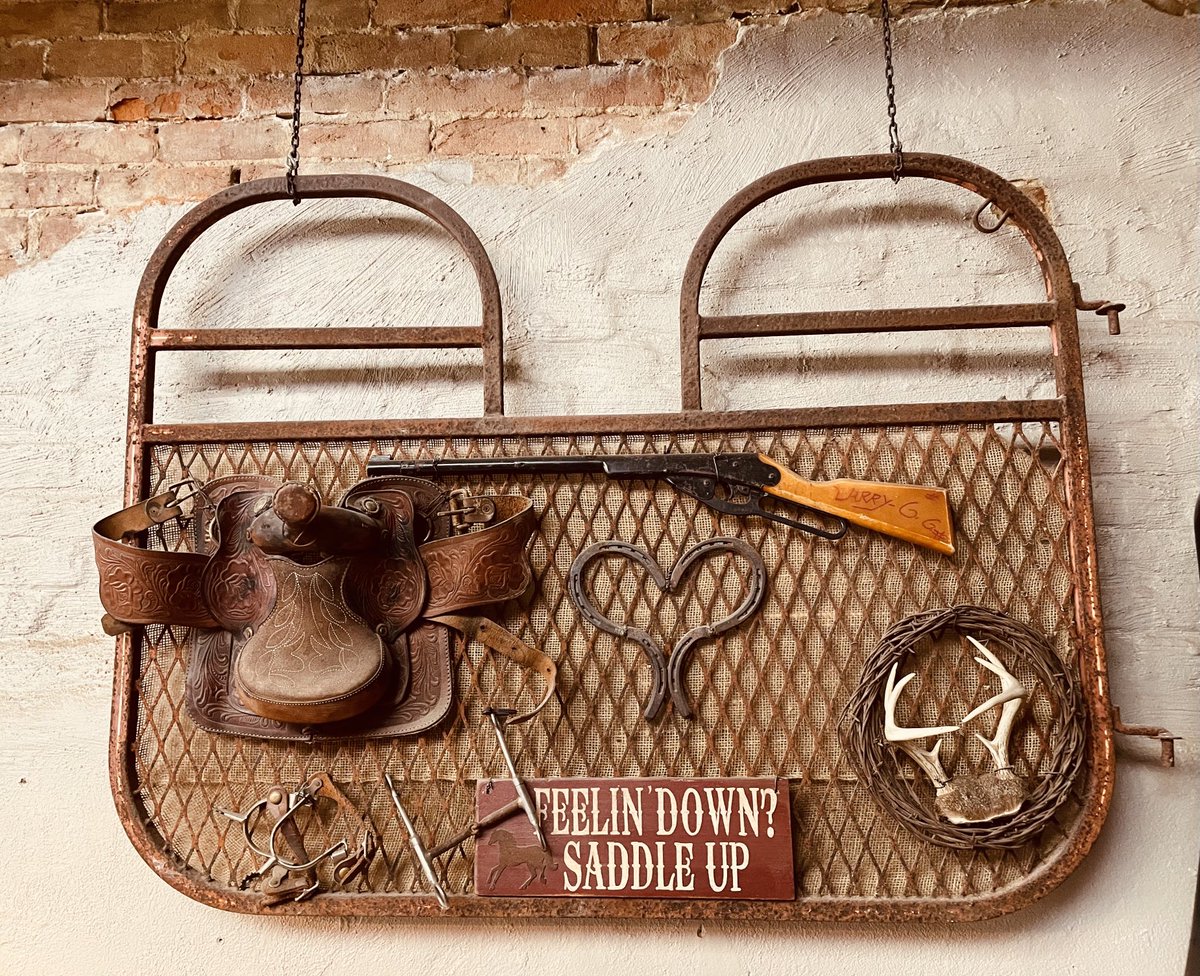 “Feeling down? Saddle up. Cowboys up.” Calvert City, TX: trois frères 🇫🇷 imprimèrent leur marque dans cette ville fondée en 1850. Le premier train arriva à Calvert en 1869.