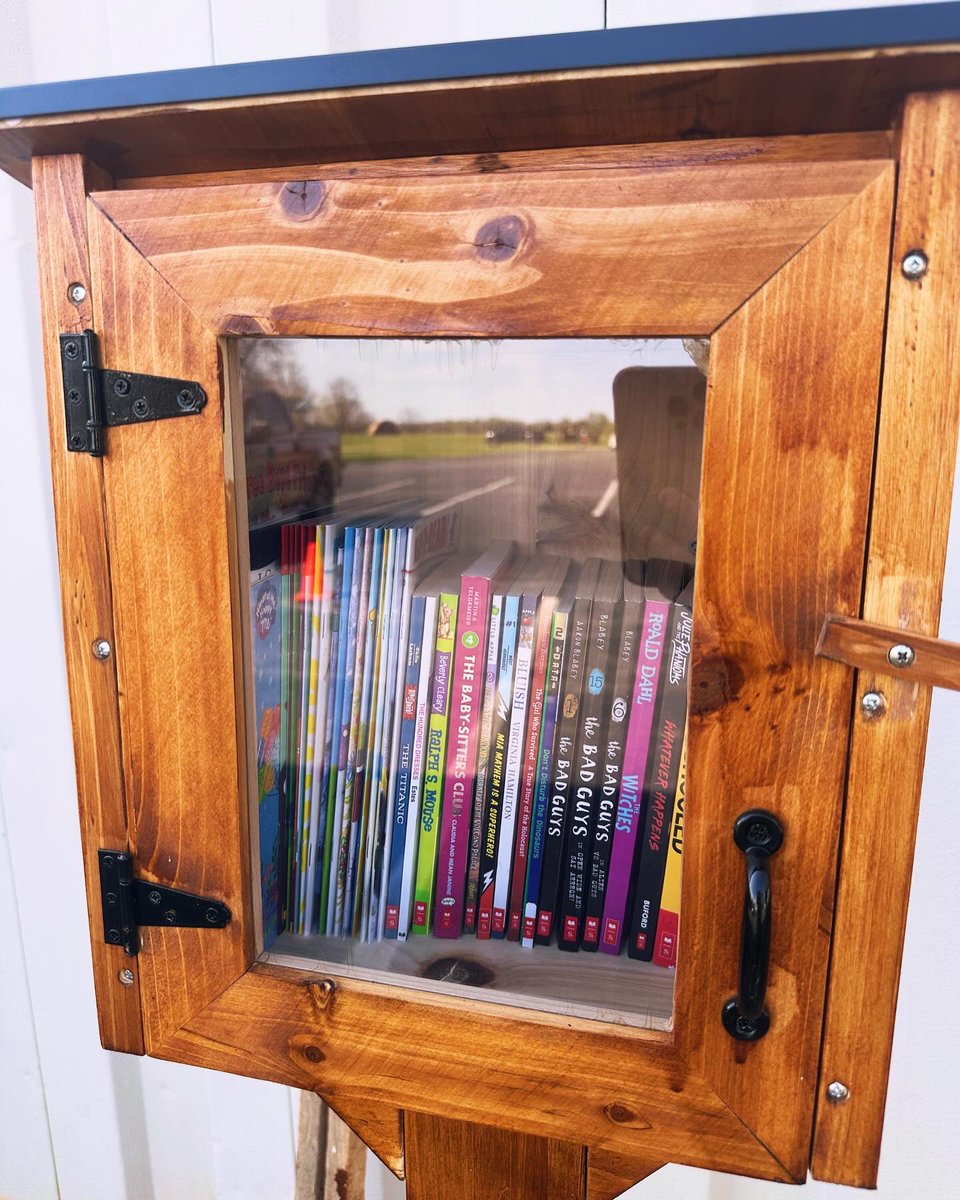 LibraryLe's tweet image. Thanks to my husband Eric, we finally have a Free Little Library! This was purchased with Scholastic Dollars earned during our last book fair. I can’t wait for our LeGrande Community to put it to good use! #onehartky #onehartlms #freelittlelibrary