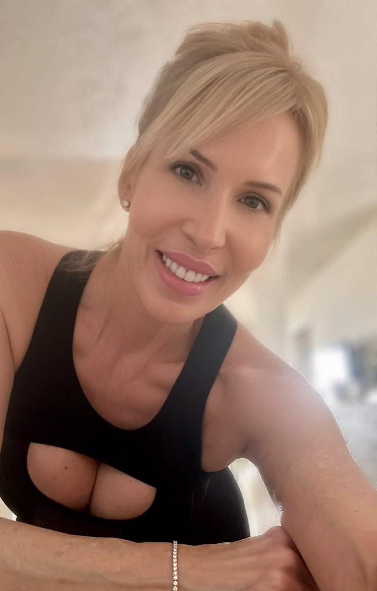 Happy Sunday! Went to two classes at the gym (the second one was yoga.) Have a beautiful day! XOXO 💋 #selfcare #SelfCareSunday #SelfCareMatters #BeHappy #SundayFunday #SundayMotivation #sundayvibes #onlyfans #onlyfansbabe #onlyfanscreator onlyfans.com/ericalauren