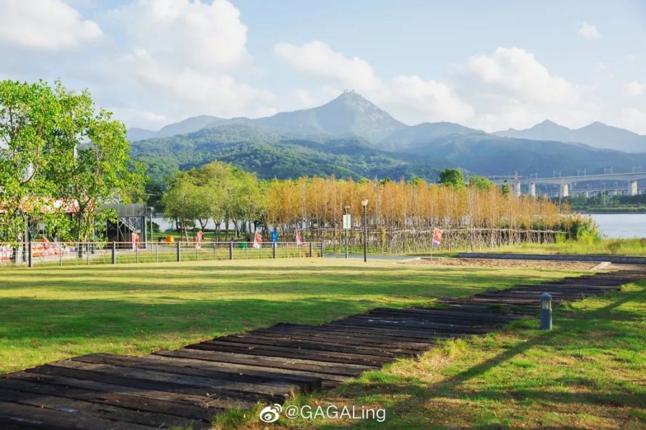 Embrace the beauty of spring at the Sanjiangkou Ecological Park! With its countless scenic spots and abundant greenery that brings you closer to nature, it's the perfect destination for a spring outing. Whether you're strolling along the tree-lined pathways, lounging on the open…