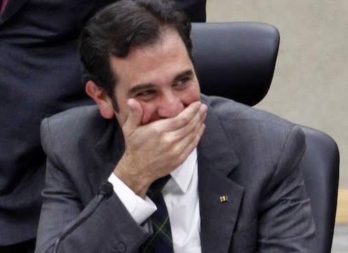 Lorenzo viendo que hay pedos técnicos en el debate.