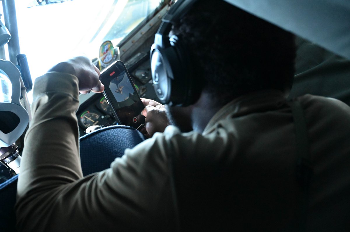 Say cheese! 📱 An Airman captures an F-35A Lightning II on his phone during an aerial refuel exercise over @MacDill_AFB, Florida.