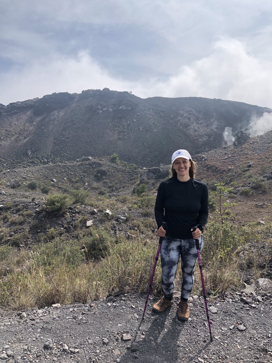 Después de 11 km en 8 horas, hice cumbre en el Volcán de Izalco, por la ruta “La Chiche”, fue extremadamente difícil, pero se pudo 😉