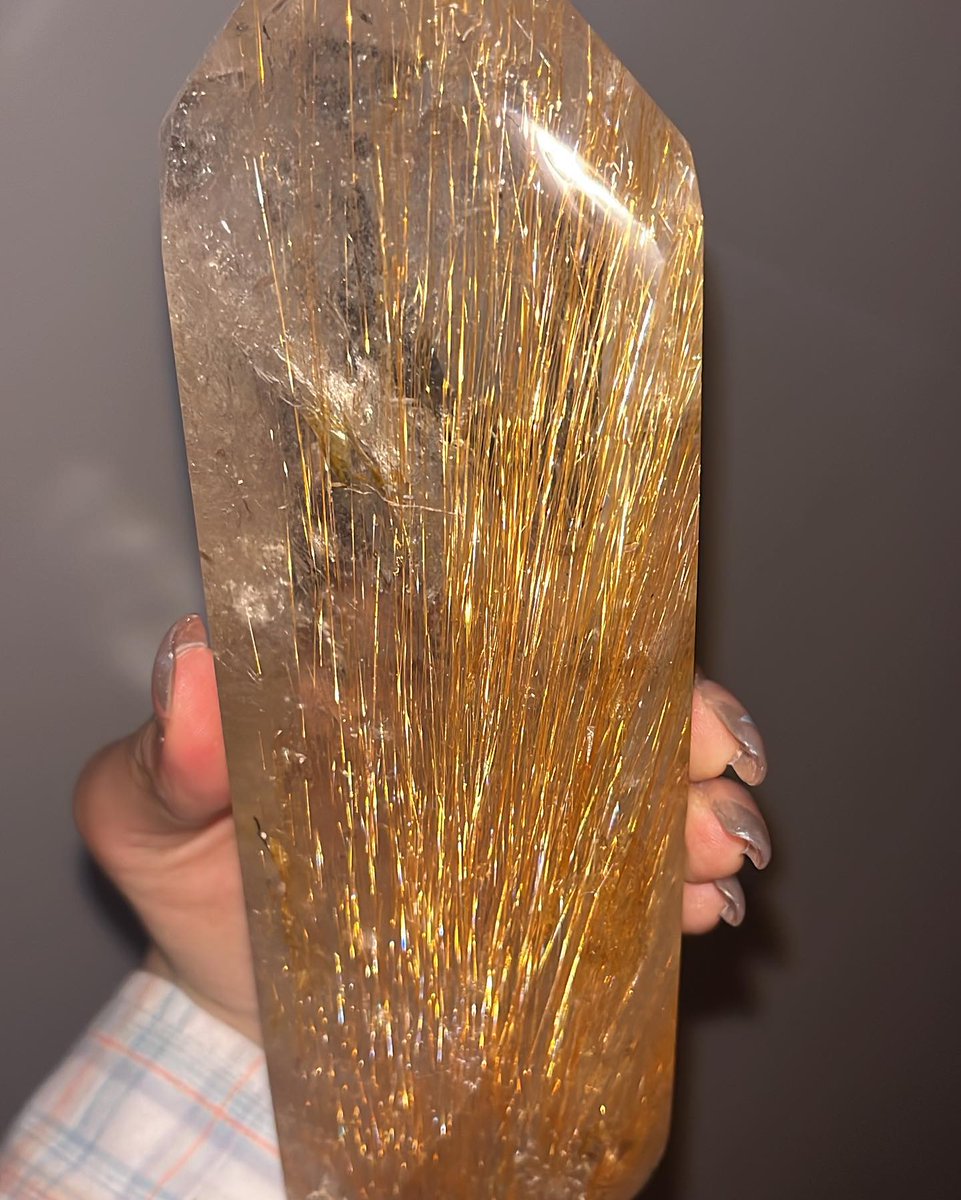 Stunning golden rutile quartz - Brazil Photo: _nora.crystals Nora Eve