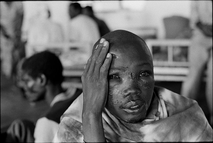 Yüzlerce yıl birlikte yaşamış, ortak dil ve kültürden gelen Hutu ve Tutsiler nasıl böyle bir kâbusu yaşadı? Perdenin arkasındaki fail tabi ki ‘’Beyaz Adam’’… Afrika’nın kolonizasyonu sırasında verimli yerleri kapamayan Almanya’ya Ruanda verildi.
