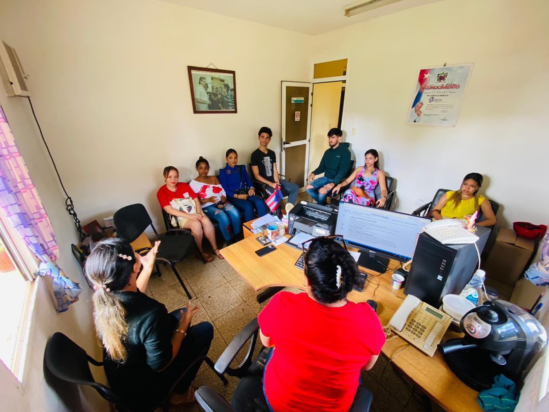 IroidisRM's tweet photo. Los estudiantes de la @UniversidadMoa en coordinación con la emisora "La Voz del Níquel" preparándose para el @FNRUCubana . #FEUMoa #SomosUniversidad #VamosPorMás https://t.co/vK5y76g23Y