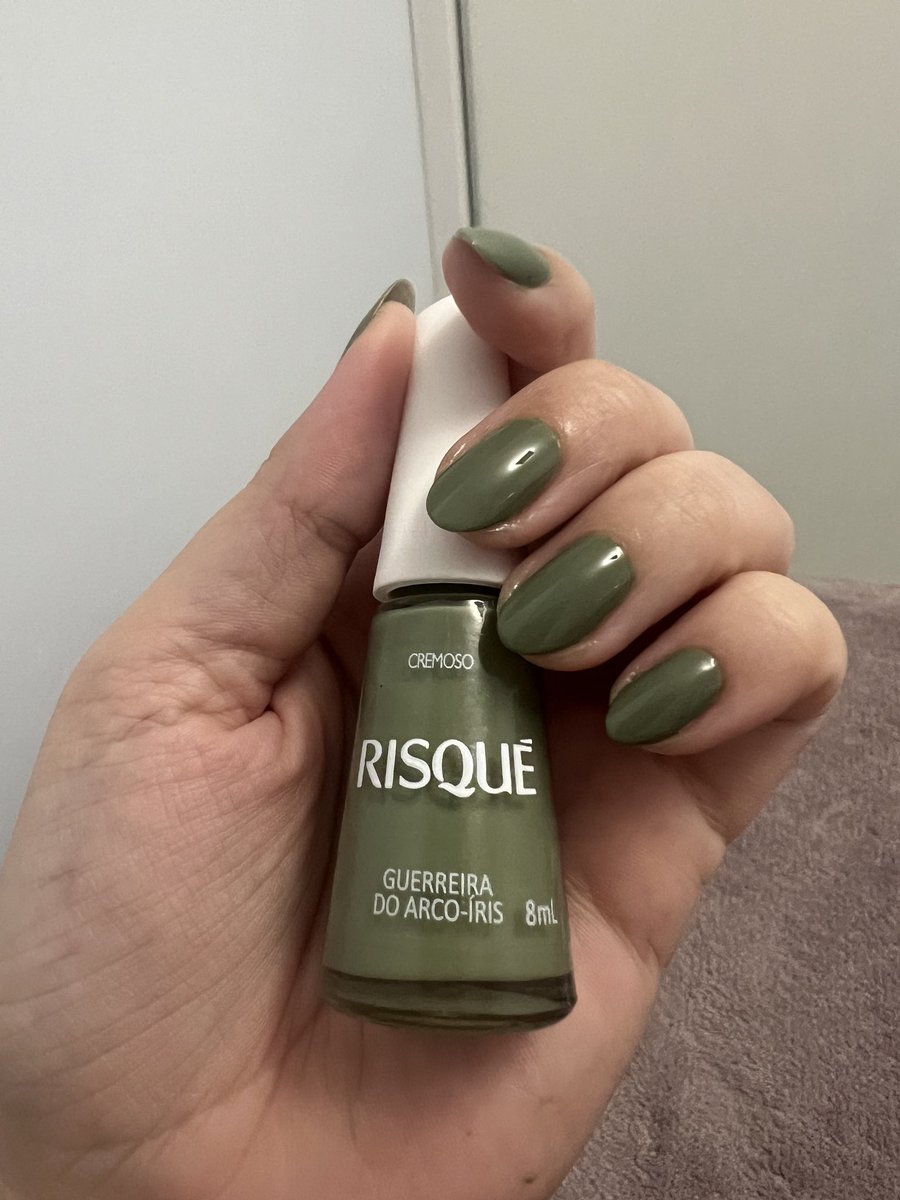 fefamador's tweet photo. Pintei a unha de verde, pensei “nossa é bem o verde lésbico do povo do Twitter”, fui ver o nome do esmalte e: https://t.co/j0UIG67uDh