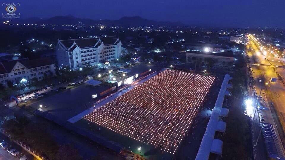 Psanitwong's tweet photo. เห็นแล้วปลื้มเลยย
อนุโมทนาบุญทีมงาน จ.เลย จัดบรรพชาสามเณรอย่างยิ่งใหญ่กว่า 4,000 รูป
วันที่ 2 เม.ย. 2559
และภาคค่ำพิธีจุดประทีปถวายเป็นพุทธบูชา สาธุชนร่วมงานเป็นจำนวนมาก หน้าศาลากลางจังหวัดเลย

Pleased & impressed

Congratulations to the Loei Province team for organizing a grand ordination of more than 4,000 novices.
2 April 2016

And in the evening, a candle-lighting ceremony as an offering to Buddha. A large number of congregants attended the event. In front of Loei City Hall