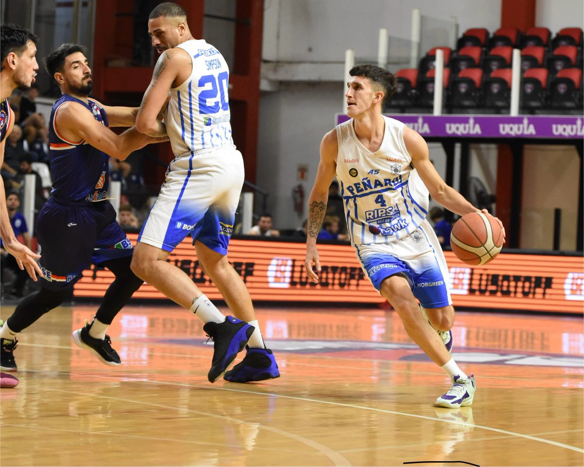 Penaroloficial's tweet photo. 🔵⚪️🔵 @LigaNacional | ¡¡Ganó Peña en la casa del puntero y último campeón!!

🔚 Quimsa  75 🆚 PEÑAROL 80

🔝 Joaquín Valinotti 18 puntos, 4 rebotes, 9 asistencias y 3 robos. 

🔜 Jueves 11/4 🆚 Oberá Tenis Club

📸 Prensa Quimsa

#VamosPeña
#GiganteporsuGente https://t.co/8uBRqkDqlM