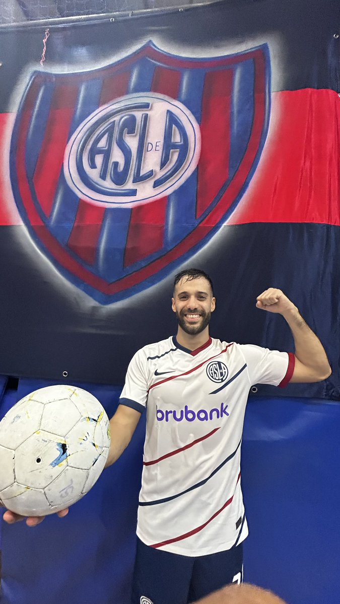 ¡Que lindo tenerte de vuelta, Tiburón! 🦈 Tato Block volvió a jugar con la camiseta de #SanLorenzo tras ocho meses y medio, luego de su lesión en la rodilla izquierda. Como no podía ser de otra manera, el regreso al 40x20 fue con gol incluido. ¡Vamos con todo! 💙❤️