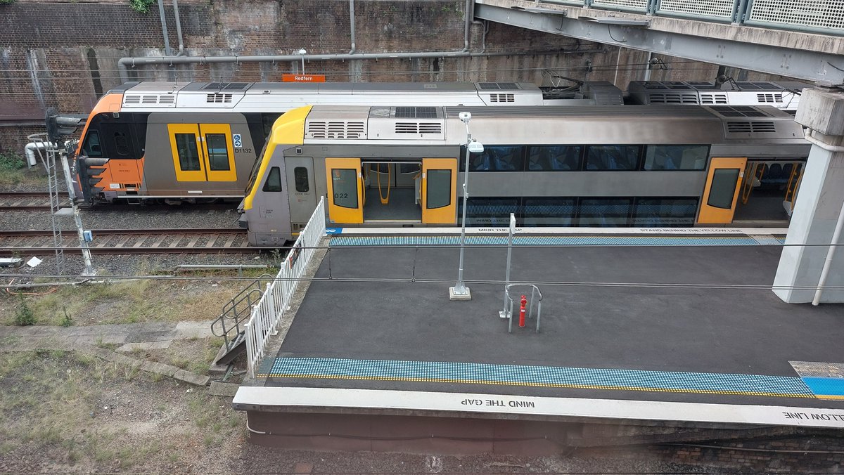 #SydneyTrains suburban Waratah & Millennium sets paused side by side while passing at #Redfern railway station #Sydney #NewSouthWales #Australia #trainspotting #trains #TravelOz #publictransport