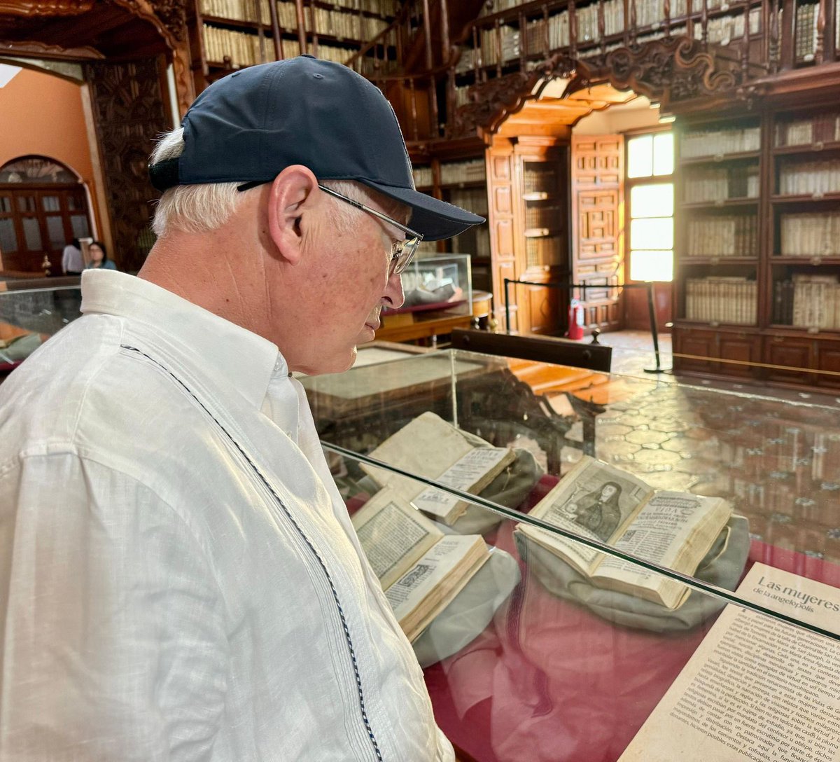 Conocí la Biblioteca @BPalafoxiana en #Puebla y su labor para preservar libros que ilustran parte de la historia de 🇲🇽 y el 🌎. A la par de proteger estas obras, es importante seguir trabajando juntos para impulsar y alentar a los jóvenes para transformar el futuro.