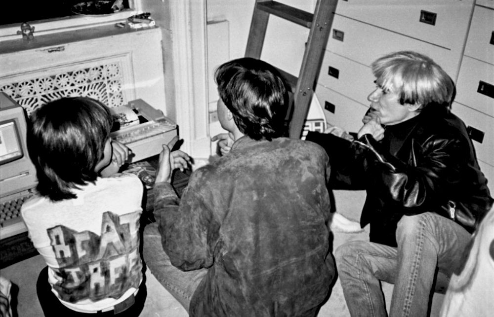 Steve Jobs teaching Andy Warhol, Keith Haring and Kenny Scharf how to make digital art on a Macintosh computer in 1984. 🖤