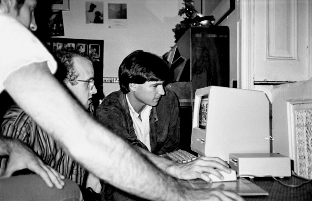 Noahbolanowski's tweet image. Steve Jobs teaching Andy Warhol, Keith Haring and Kenny Scharf how to make digital art on a Macintosh computer in 1984. 🖤