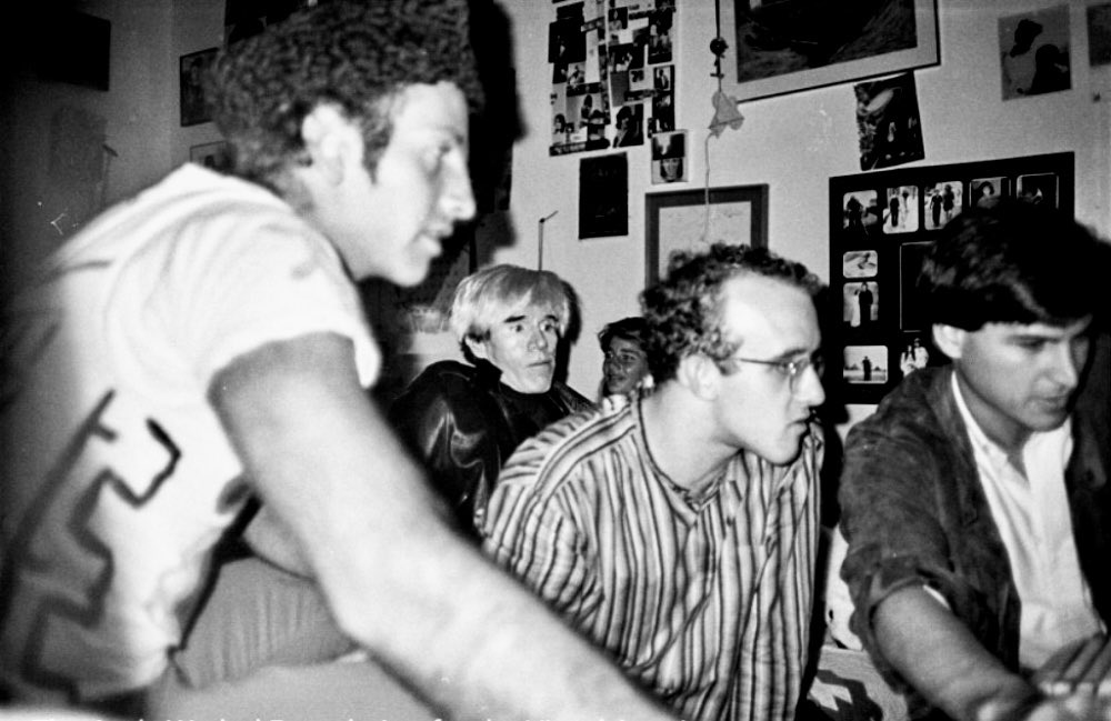 Noahbolanowski's tweet image. Steve Jobs teaching Andy Warhol, Keith Haring and Kenny Scharf how to make digital art on a Macintosh computer in 1984. 🖤