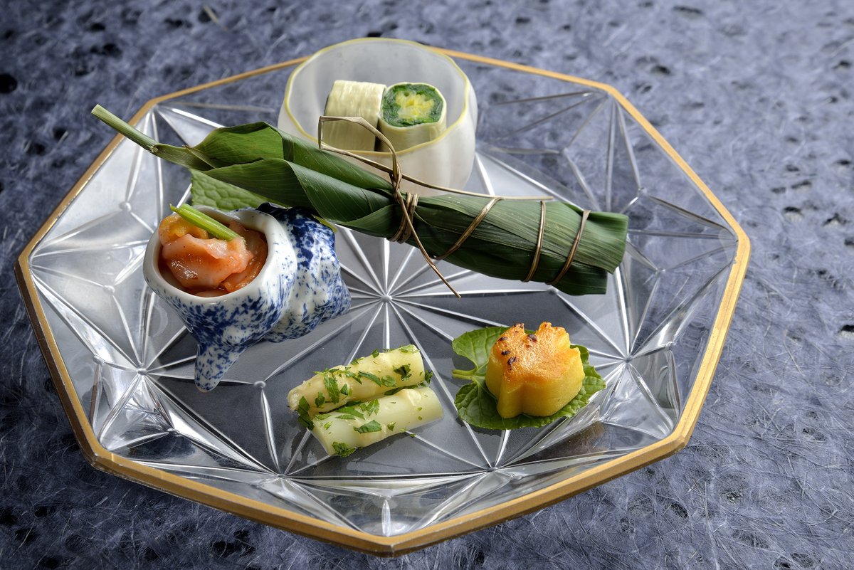 庭園内の雲錦池畔に建つ 数寄屋造りの料亭「錦水」 ご会食、結納