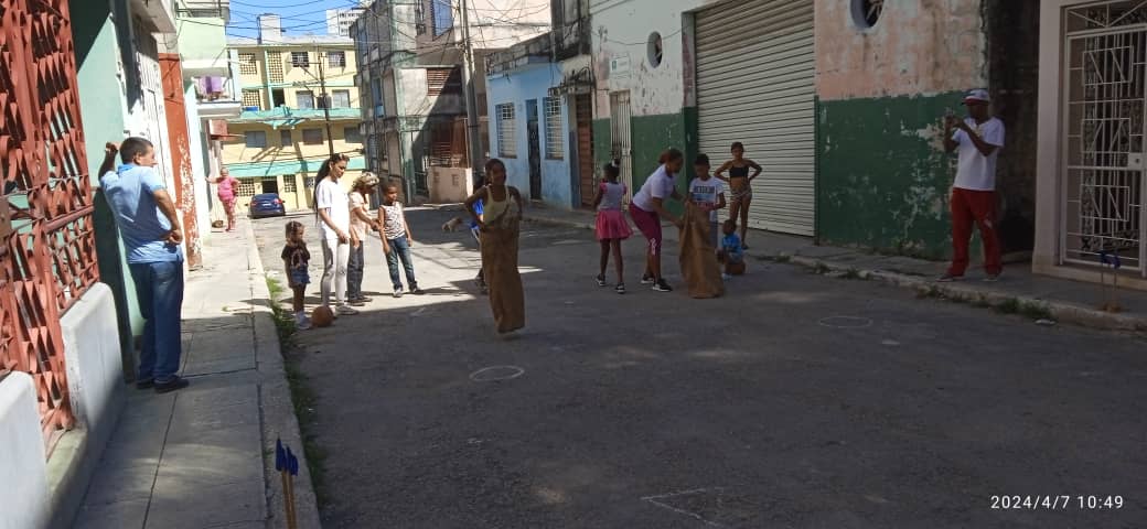 Nos siguen llegado imágenes de los Planes de la Calle en #LaHabanaDeTodos. Domingo 7/4/24 Quién dice que no se Puede, solo hace falta prender la chispita de la creatividad y el Amor. Zona 18 del CP 'Latino' en el capitalino municipio Cerro... #CDRHabana #CDRCuba #UnidosPorCuba