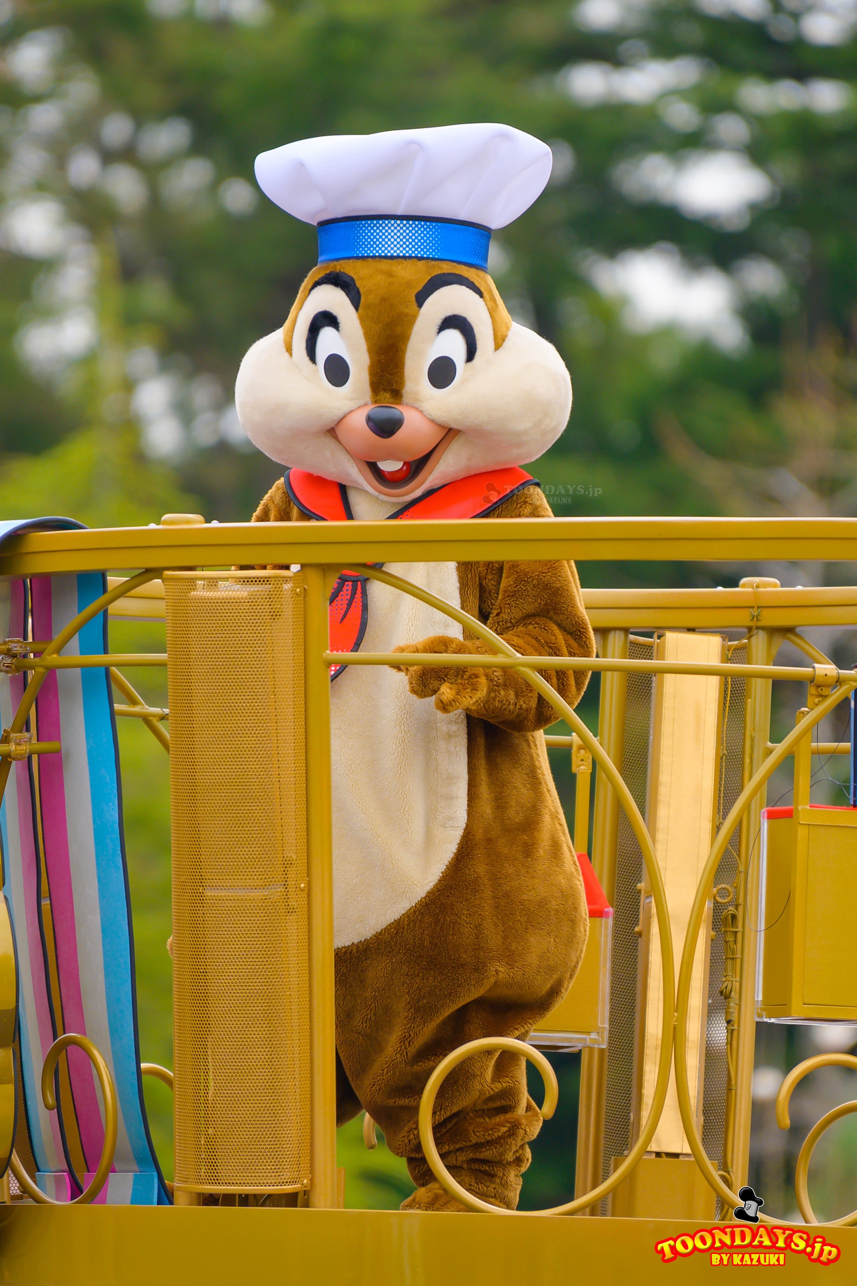 ディズニー　チップとデール　新聞受け 東京ディズニーシー クリスマスコスチュームの新聞配達屋さん