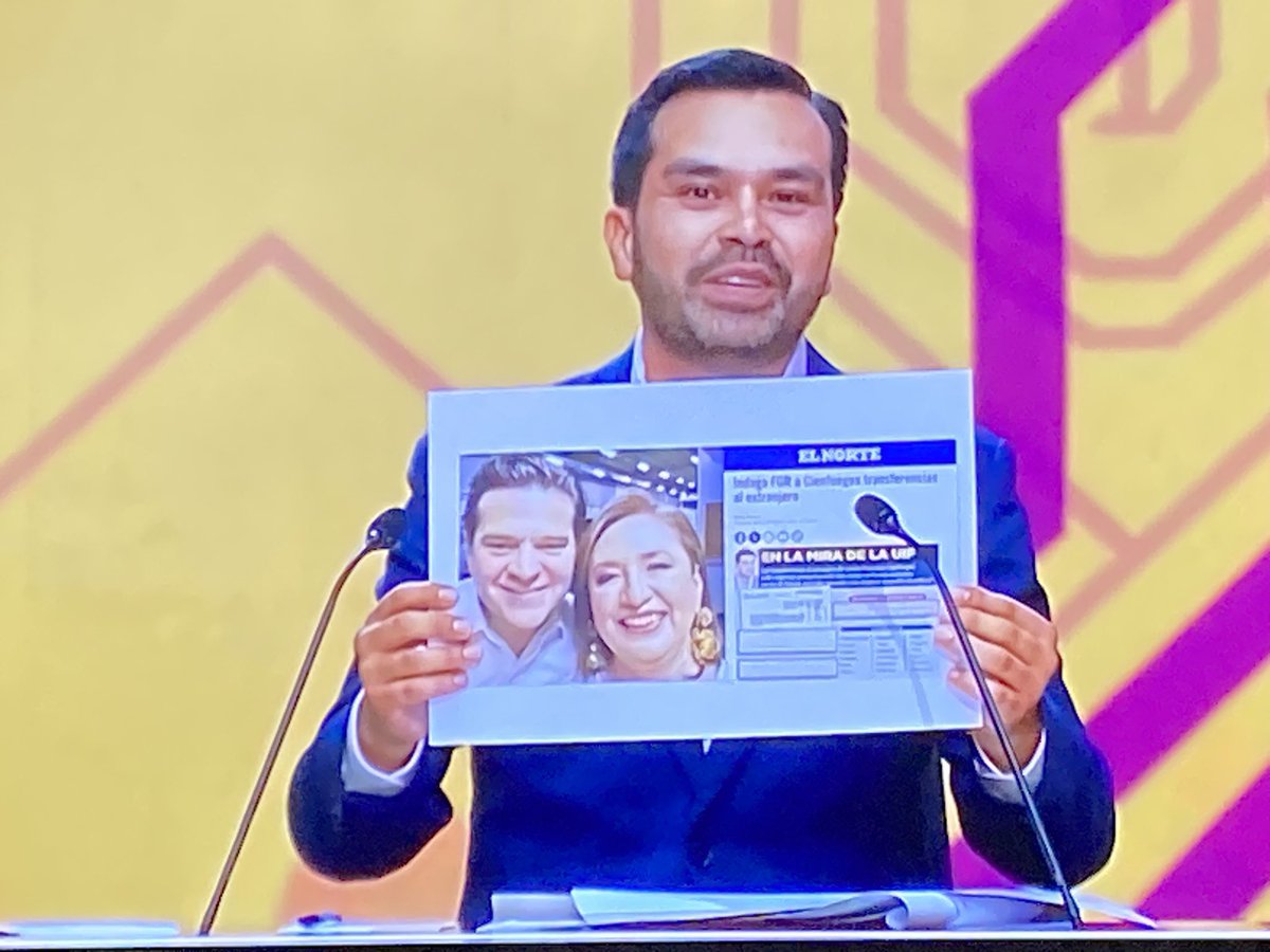 lachlaMIPdia's tweet image. Cuando tu novia te dice que ya te descubrió con tu amante y tú lo niegas y ella saca las capturas de WhatsApp #DebateINE