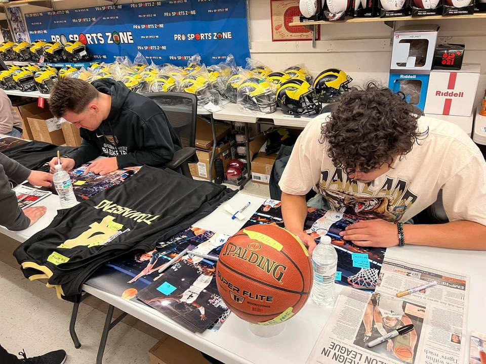 Oakland’s Jack Gohlke and Trey Townsend at an autograph signing today in Livonia. Nobody asked me to sign that copy of The Detroit News!
📸: Pro Sports Zone